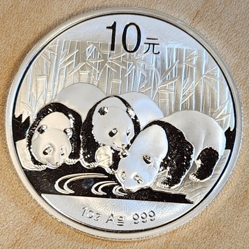 画像1: 2013年_中国_10元_銀貨_水を飲んでいるパンダ_COA付・箱付き (1)